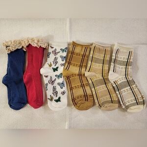 SIX PAIRS OF ASSORTED SOCKS [A] - FOOTWEAR SIZE: 6 - 8